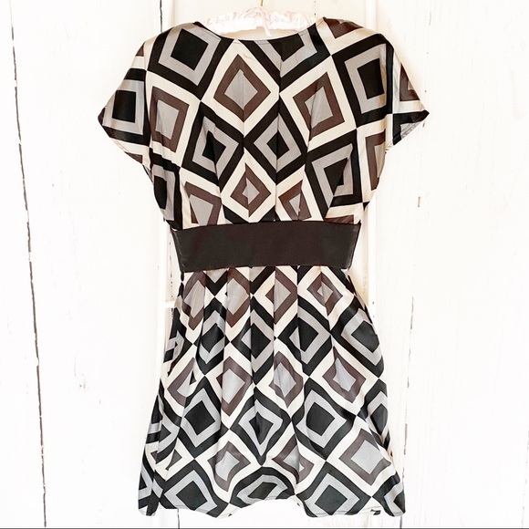 Express V Neck Geometric Print Cap Sleeve Dress - Picture 3 of 8
